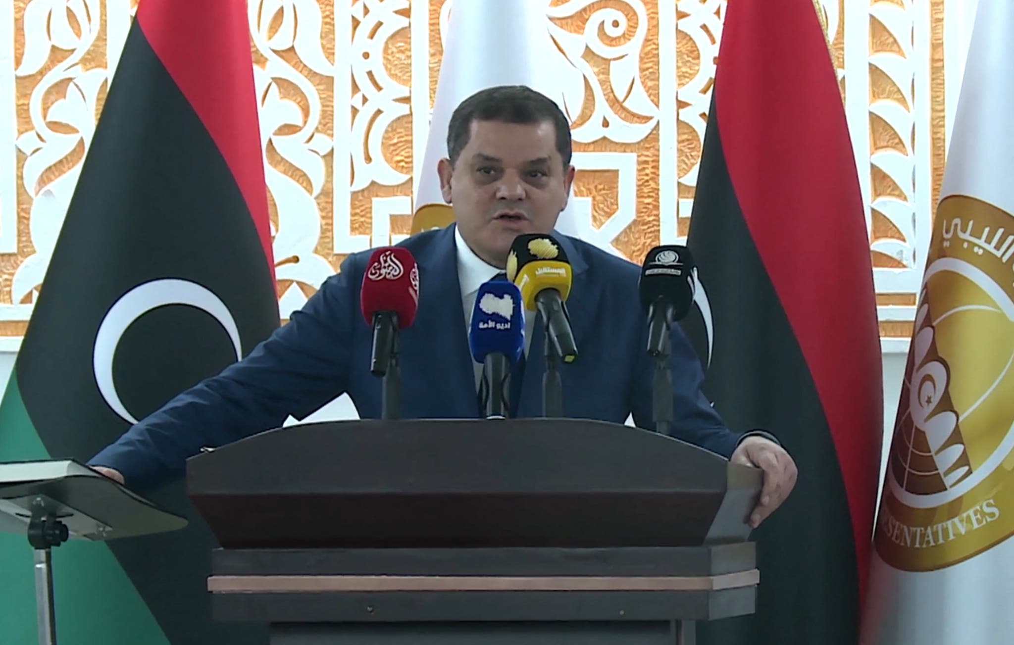 رئيس الحكومة الليبية الجديدة عبد الحميد الدبيبة خلال تأدية اليمين الدستورية (فرانس برس)