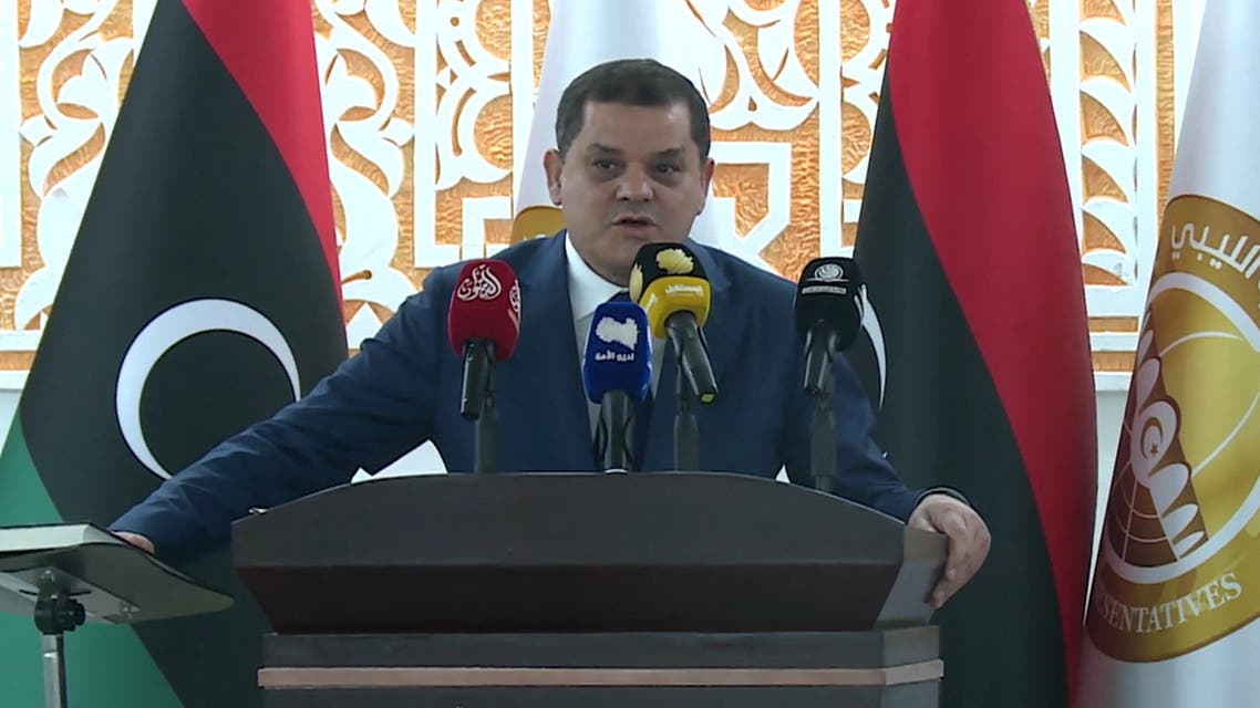 رئيس الحكومة الليبية الجديدة خلال تأدية اليمين الدستورية (فرانس برس)