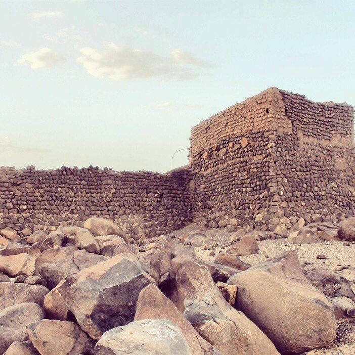 فدک میں کئی پرانی دیواریں اور قلعے ہیں جو اس کی عظمت رفتہ کی گواہی دیتی ہیں