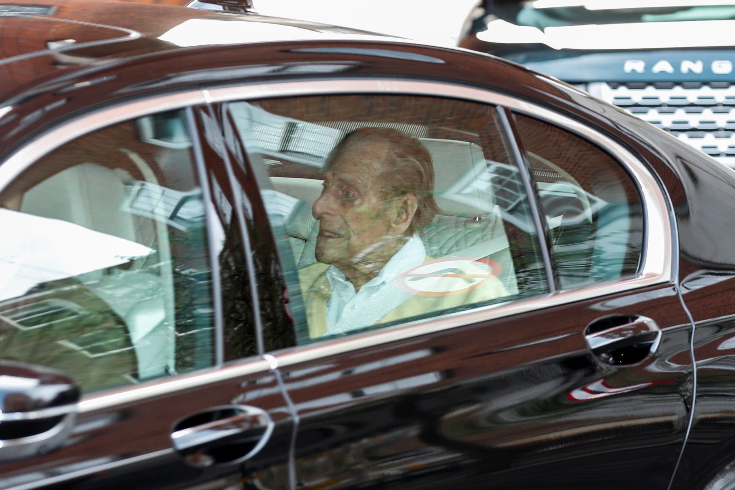 الأمير فيليب أثناء مغادرة المستشفى 
