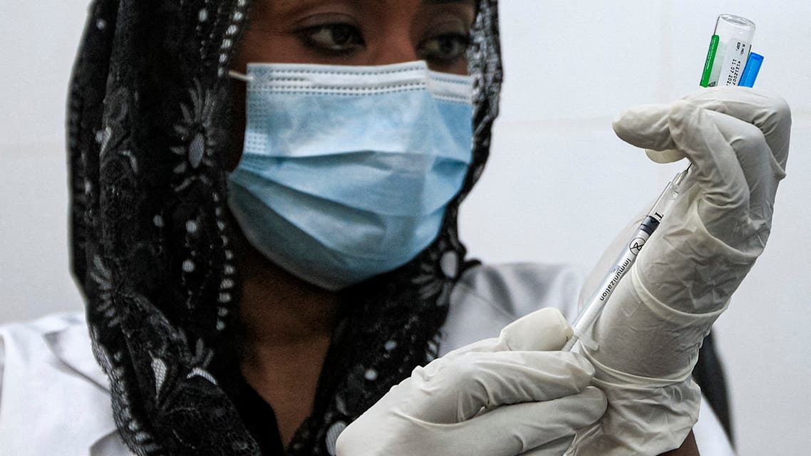 A medical worker prepares a dose of the Oxford-AstraZeneca COVID-19 coronavirus vaccine at the Jabra Hospital for Emergency and Injuries in Sudan's capital Khartoum on March 9, 2021. (File photo: AFP)