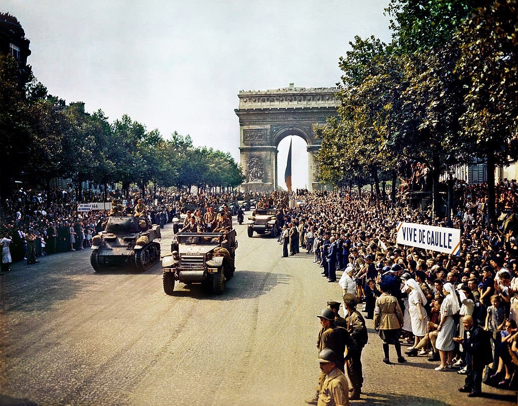 صورة تجسد باريس عقب تحريرها من قبضة الألمان