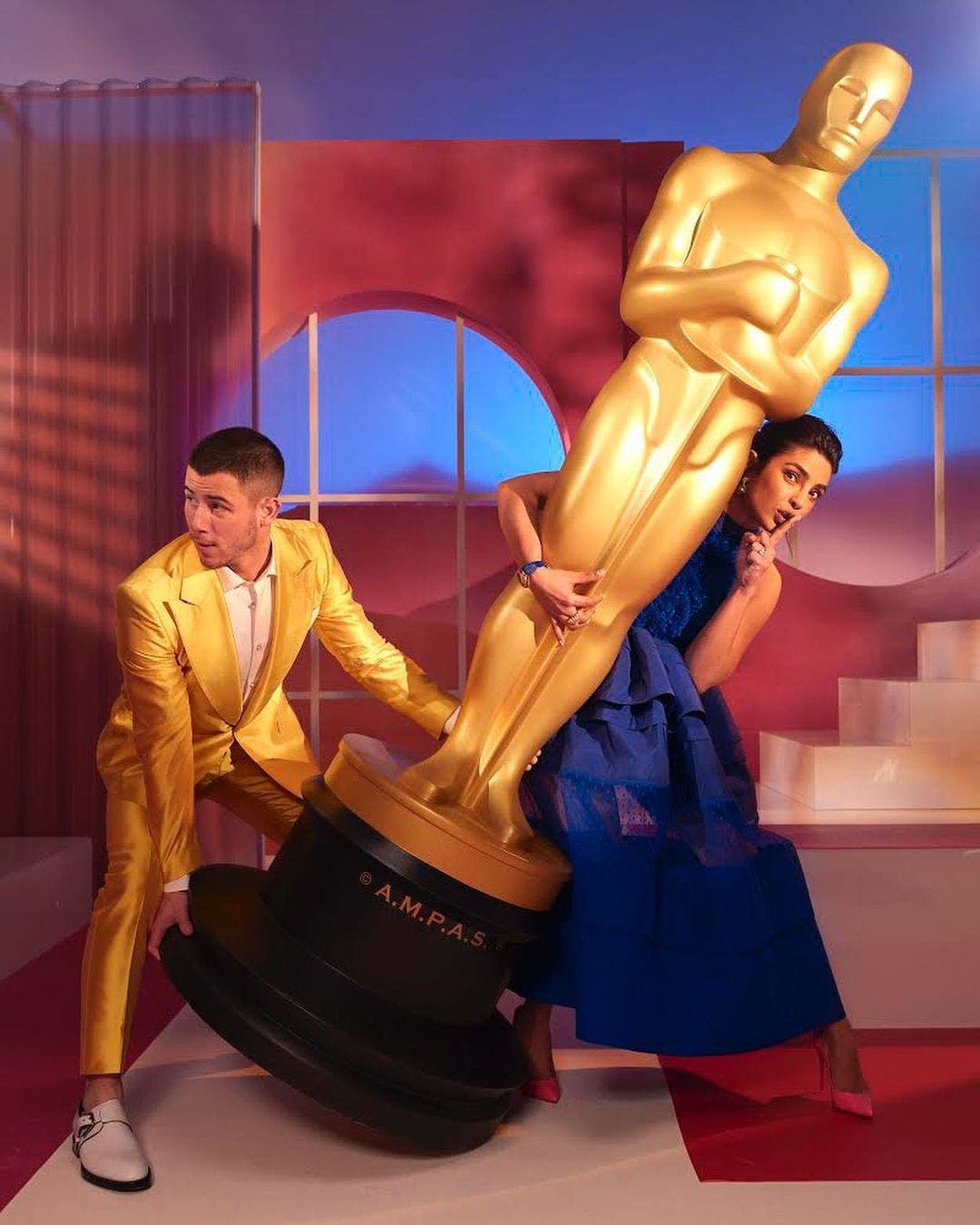 صورة للنجمين مع مجسم لجائزة الأوسكار