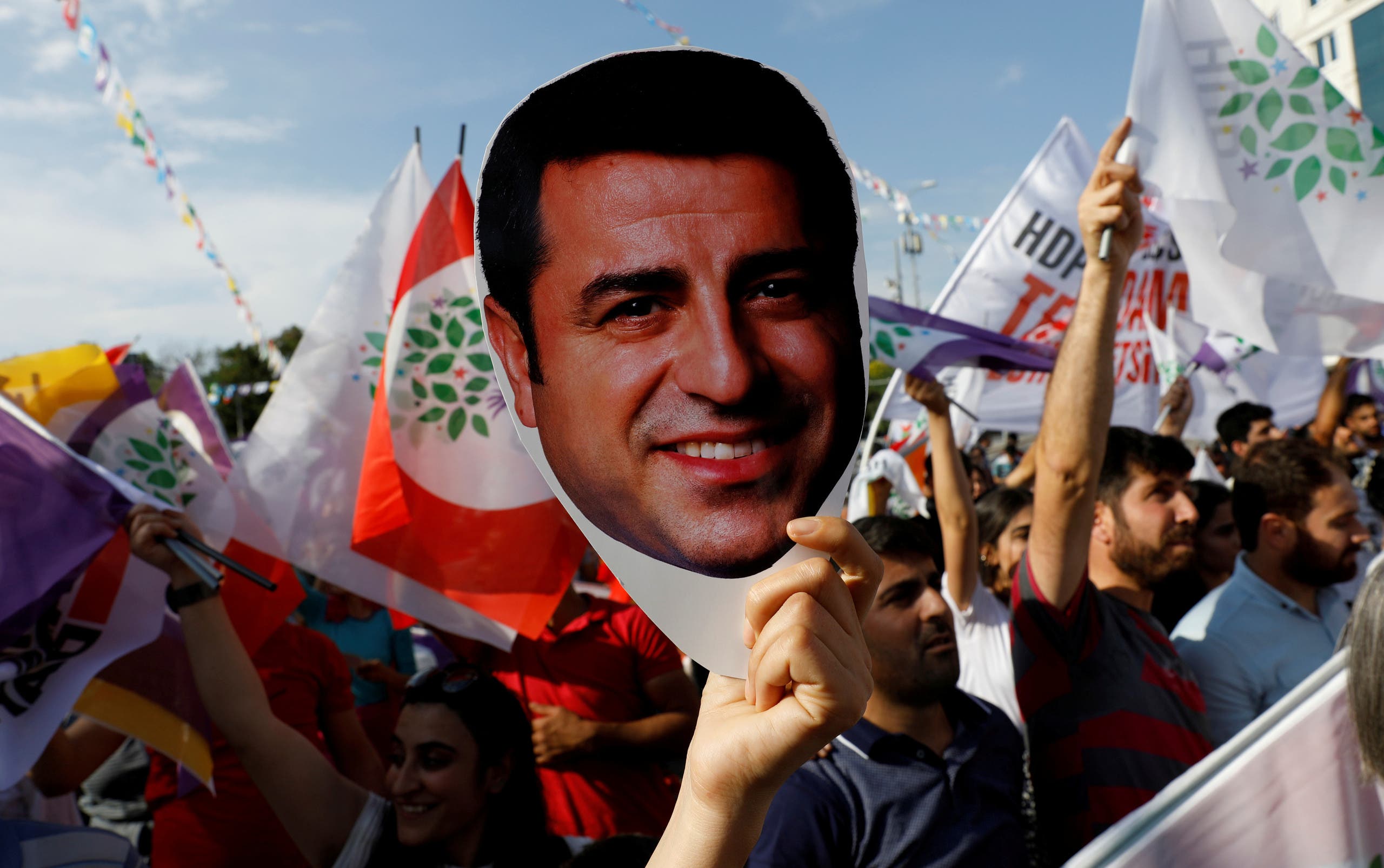 أنصار حزب الشعوب الديمقراطي يرفعون صورة دميرتاش خلال تجمّع في أنقرة في يونيو 2018
