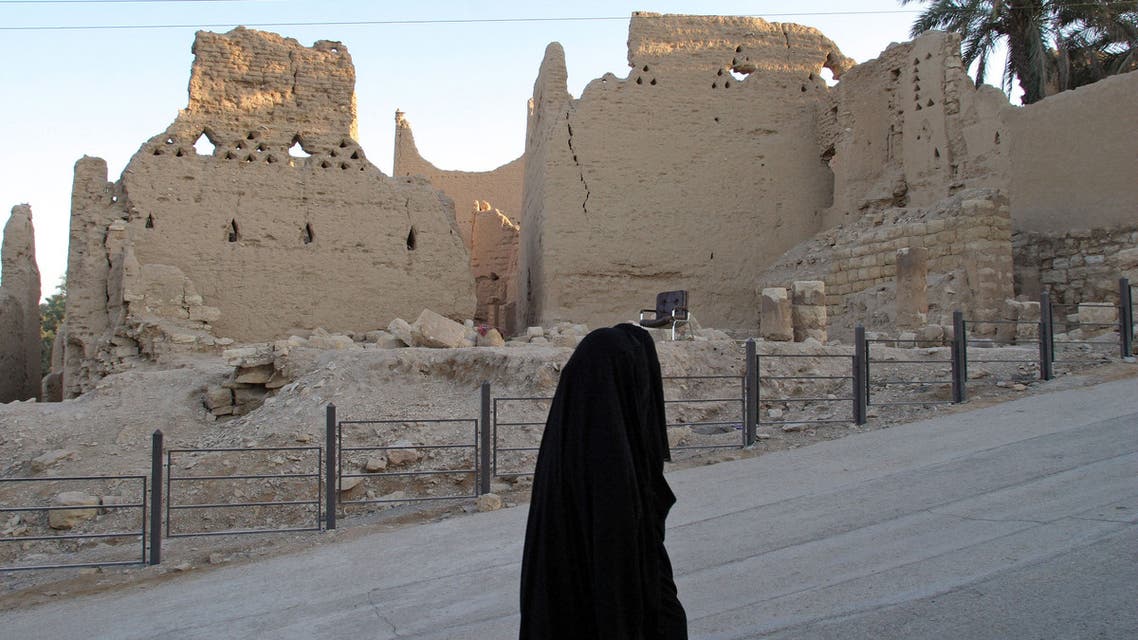 A Saudi woman walks in the town of al-Diriyah, north of Riyadh, 06 January 2006. The First Saudi State was established in the year 1744 (1157 H.) when the Wahhabi leader Sheikh Mohammed ibn Abd al Wahhab settled in al-Diriyah. This Saudi state lasted for about seventy-five years. AFP PHOTO/HASSAN AMMAR
