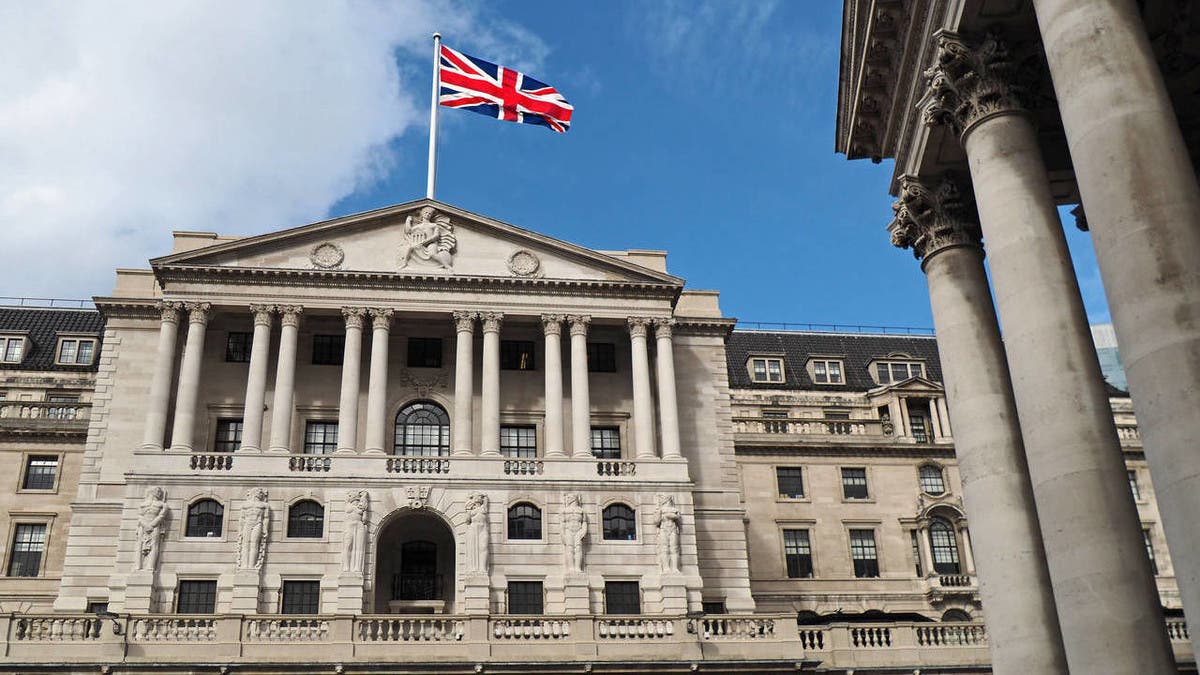 بنك إنجلترا يستعد لرفع أسعار الفائدة إلى أعلى مستوى خلال 13 عاماً