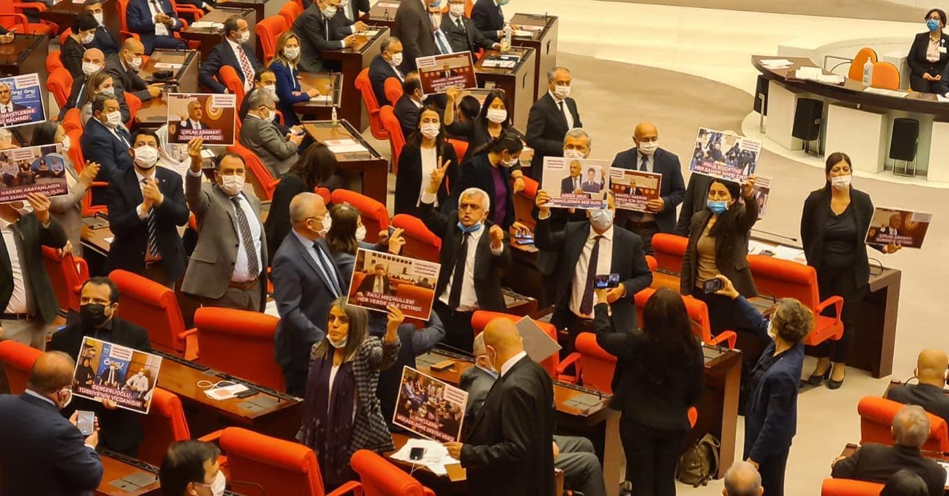 نواب من حزب الشعوب الديمقراطي داخل البرلمان التركي