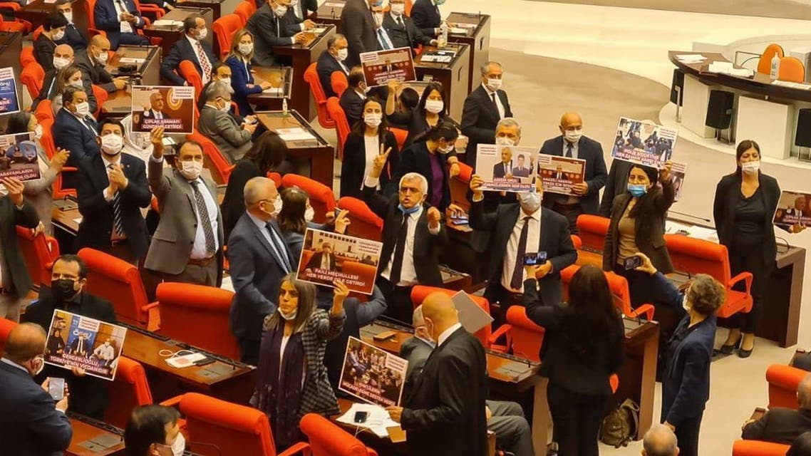 نواب من حزب الشعوب الديمقراطي داخل البرلمان التركي