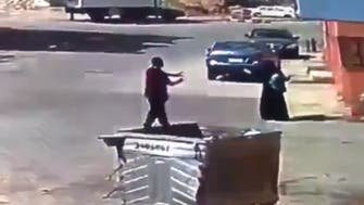 بالفيديو.. لص الرياض هاجم امرأة مع طفلتها وطرحها أرضاً