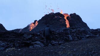 ویدیو؛ کباب کردن سوسیس روی گدازه‌های آتشفشان در ایسلند