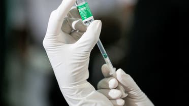 FILE PHOTO: A health official draws a dose of the AstraZeneca's COVID-19 vaccine manufactured by the Serum Institute of India, at Infectious Diseases Hospital in Colombo, Sri Lanka January 29, 2021. (File photo: Reuters)