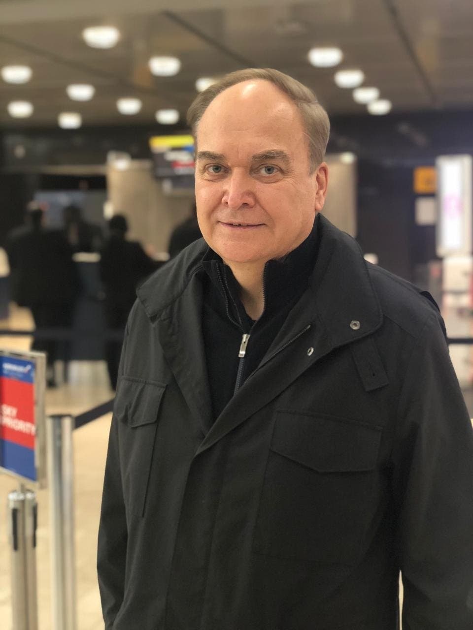 السفير الروسي في المطار قبل مغادرته إلى موسكو