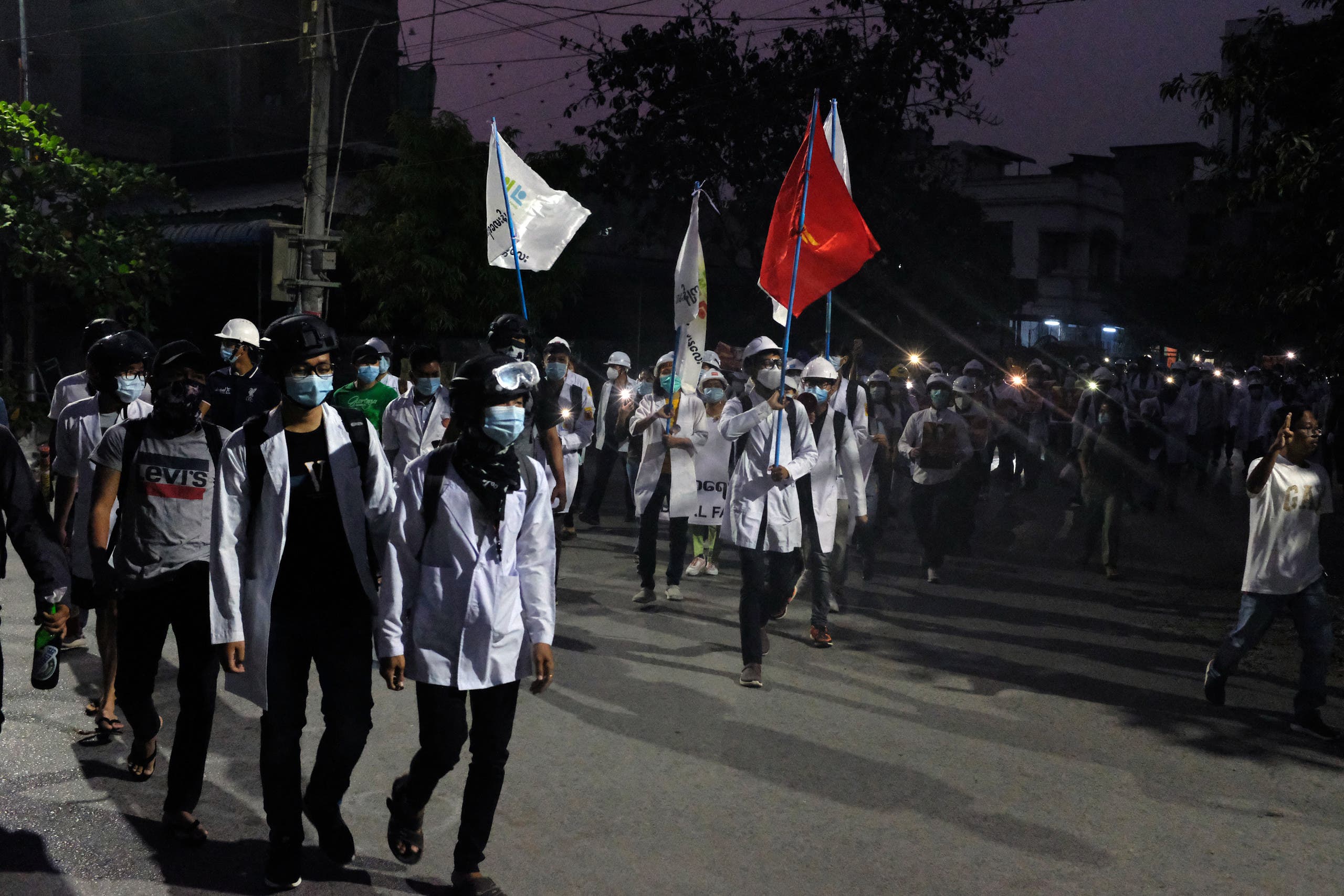 أطباء وطلاب طب يحتجون على الانقلاب فجر الأحد في مندلاي