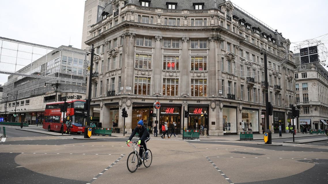 A  cyclist rides across an almost deserted Oxford Circus on Oxford Street in London on November 26, 2020. (File photo: AFP)