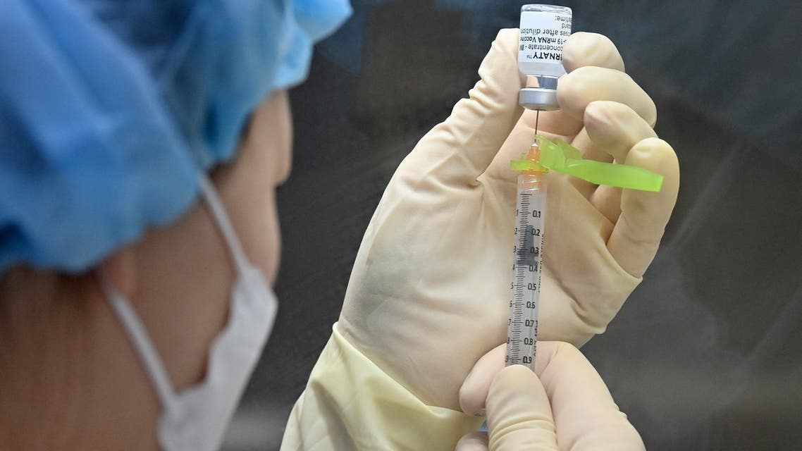 A nurse fills a syringe with the Pfizer-BioNTech Covid-19 coronavirus vaccine at a vaccination centre in Seoul on March 20, 2021. (File photo: AFP)
