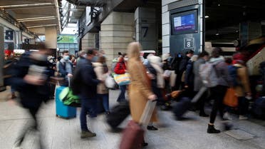 Passengers walk to board a train at Montparnasse railway station in Paris before a third lockdown imposed during a month-long on Paris and parts of the north after a faltering vaccine rollout and spread of highly contagious coronavirus disease (COVID-19) variants in France, March 19, 2021. (File photo: Reuters)