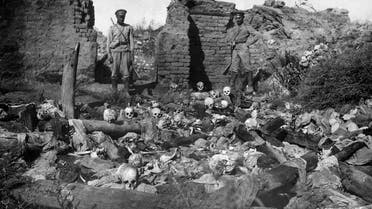 صورة نشرها معهد متحف الإبادة الجماعية للأرمن مؤرخة عام 1915 تُظهر جنوداً يقفون فوق جماجم الضحايا من قرية Sheyxalan الأرمنية في وادي موش على جبهة القوقاز خلال الحرب العالمية الأولى