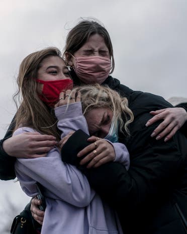 Mourners cry while looking at the scene of the crime the day after a gunman opened fired at a King Sooper's grocery store on March 22, 2021 in Boulder, Colorado. (File photo: AFP)