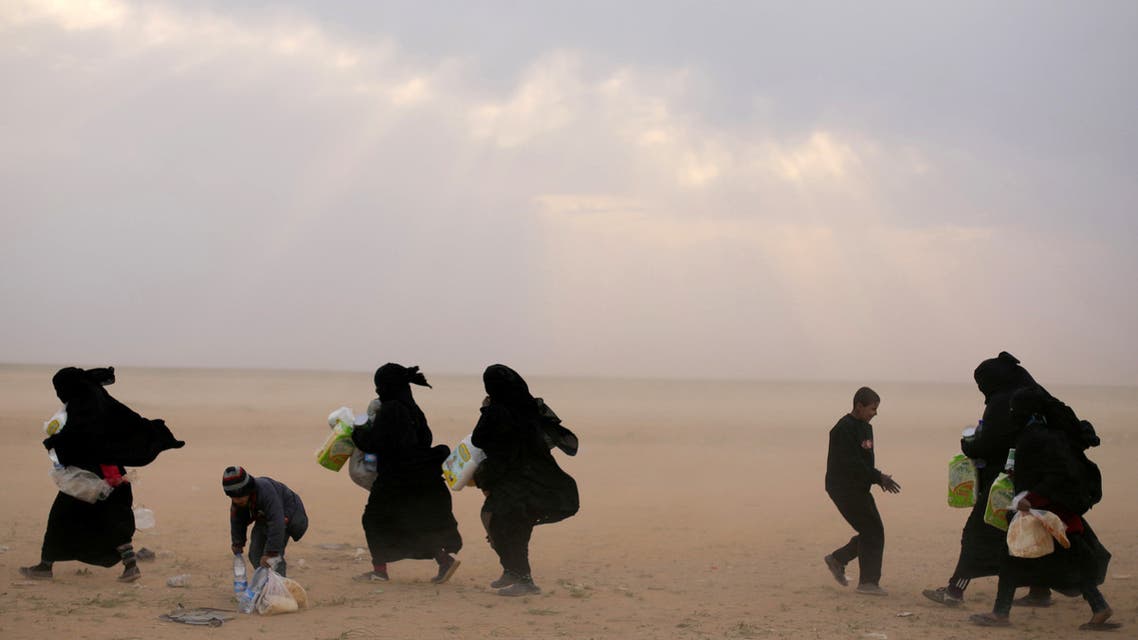 Women walk with their belongings near the village of Baghouz, Deir Al Zor province, Syria, February 26, 2019. (File photo: Reuters).