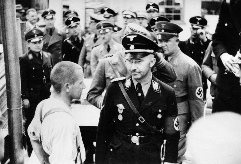 هنريش هملر أثناء زيارته لمعسكر داشة سنة 1936