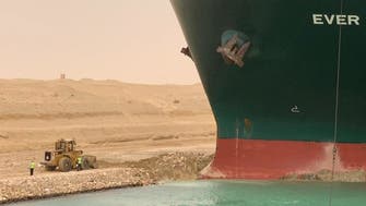 أسعار النفط تقفز.. وسفينة الحاويات عالقة في قناة السويس