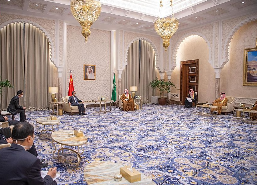 الأمير محمد بن سلمان يلتقي وزير الخارجية الصيني