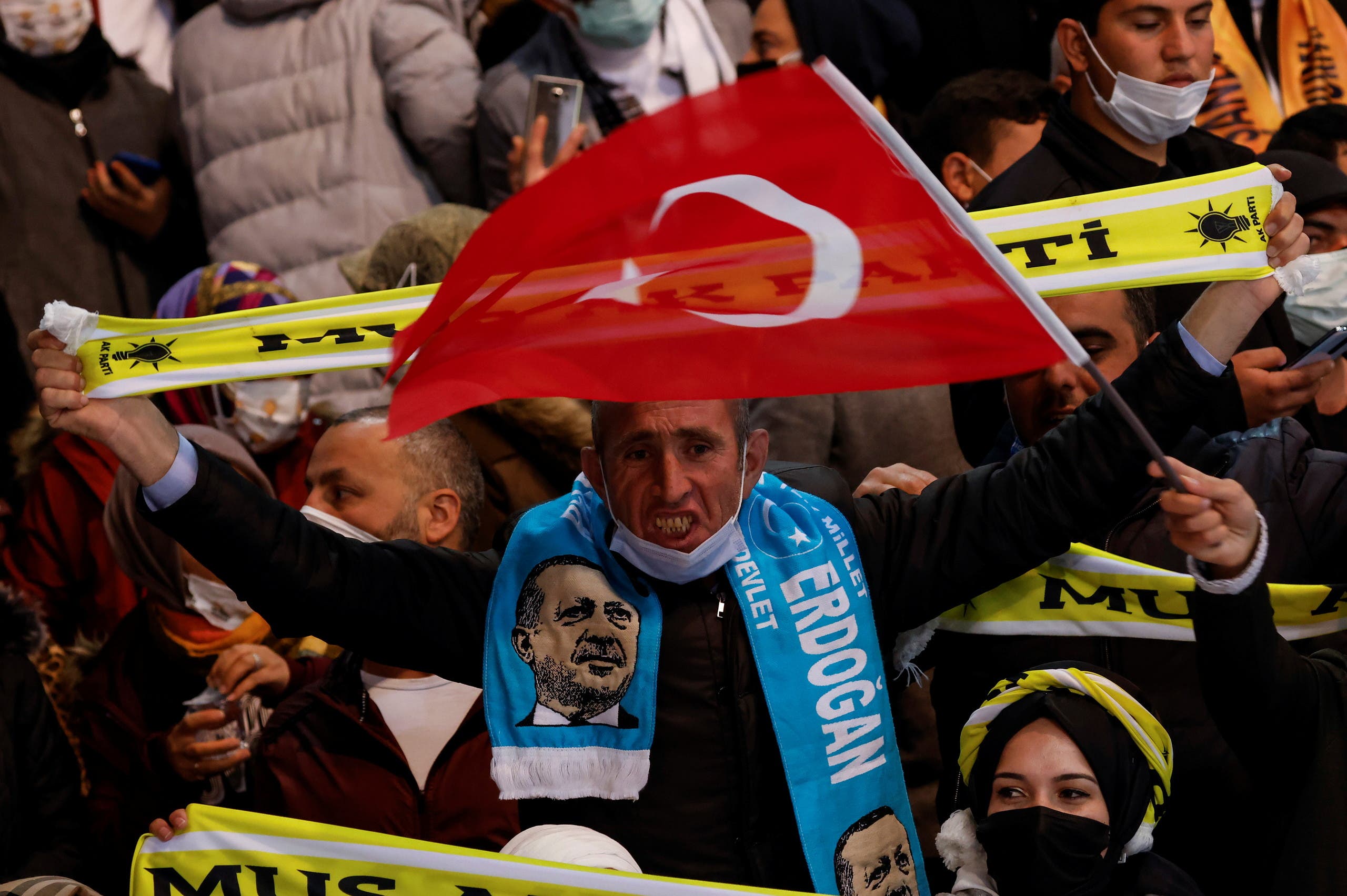 أنصار أردوغان خلال المؤتمر (رويترز)