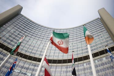 علم إيران أمام مقر الوكالة الدولية للطاقة الذرية (أرشيفية- رويترز)