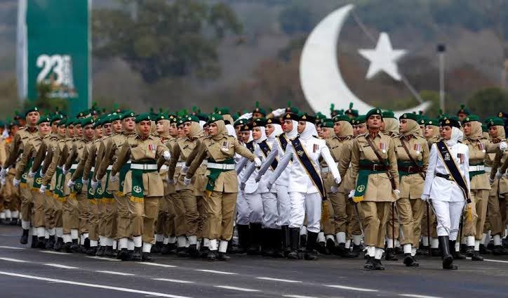 خواتین کے فوجی دستے مارچ پاسٹ کر رہے ہیں