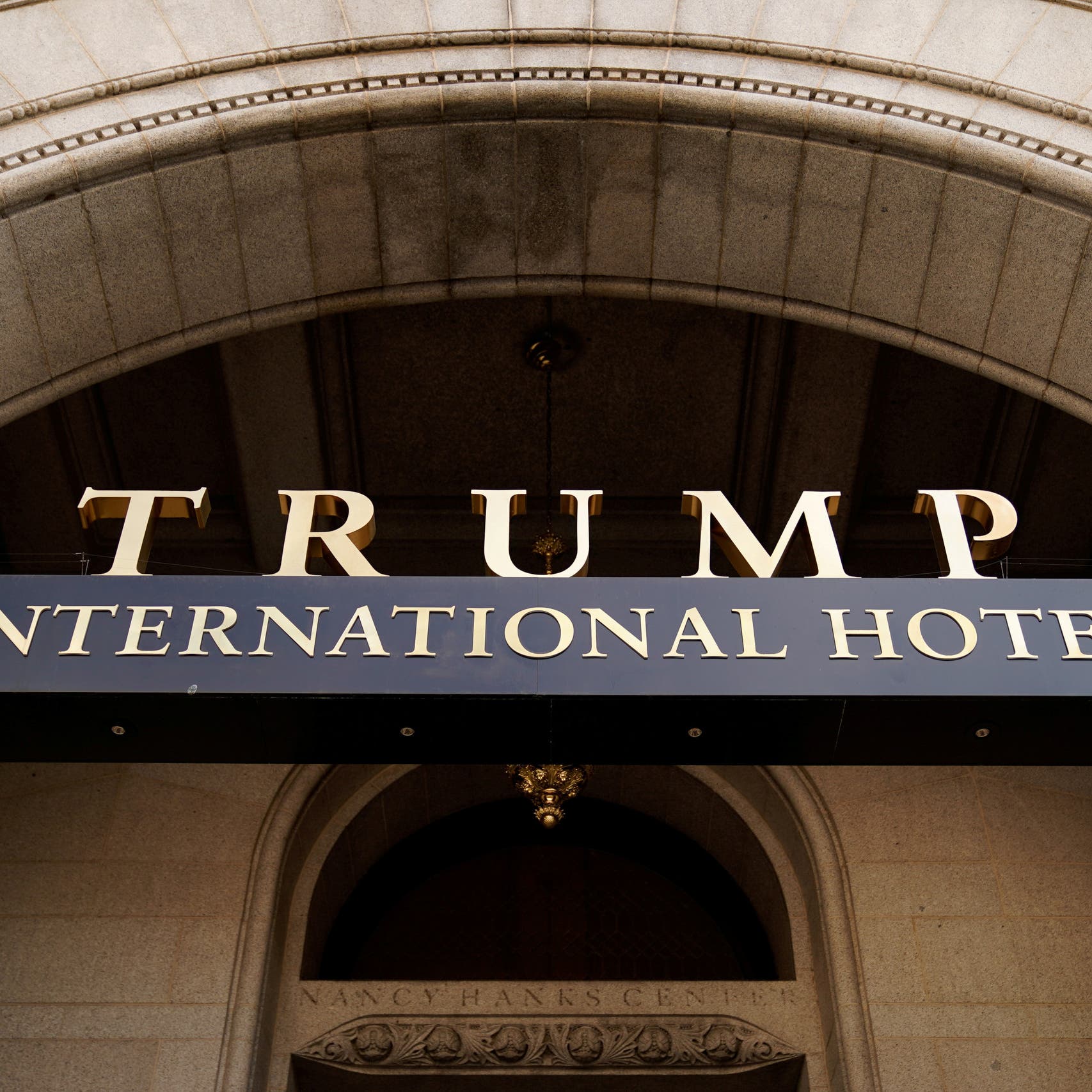 الغارديان: ترمب يعتزم بيع حقوقه بفندق قرب البيت الأبيض