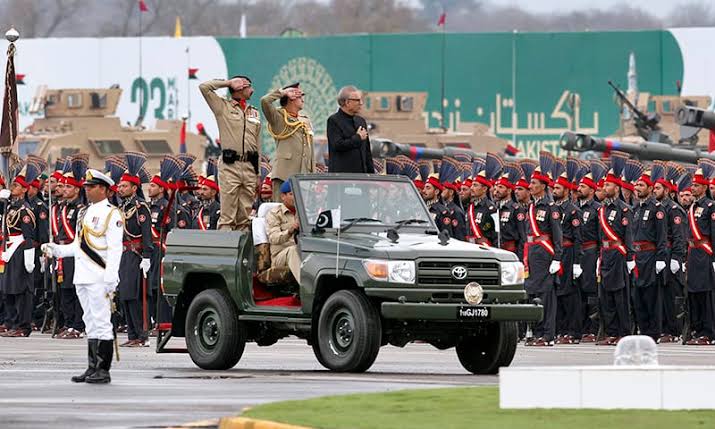 صدر پاکستان پریڈ کا معائنہ کر رہے ہیں