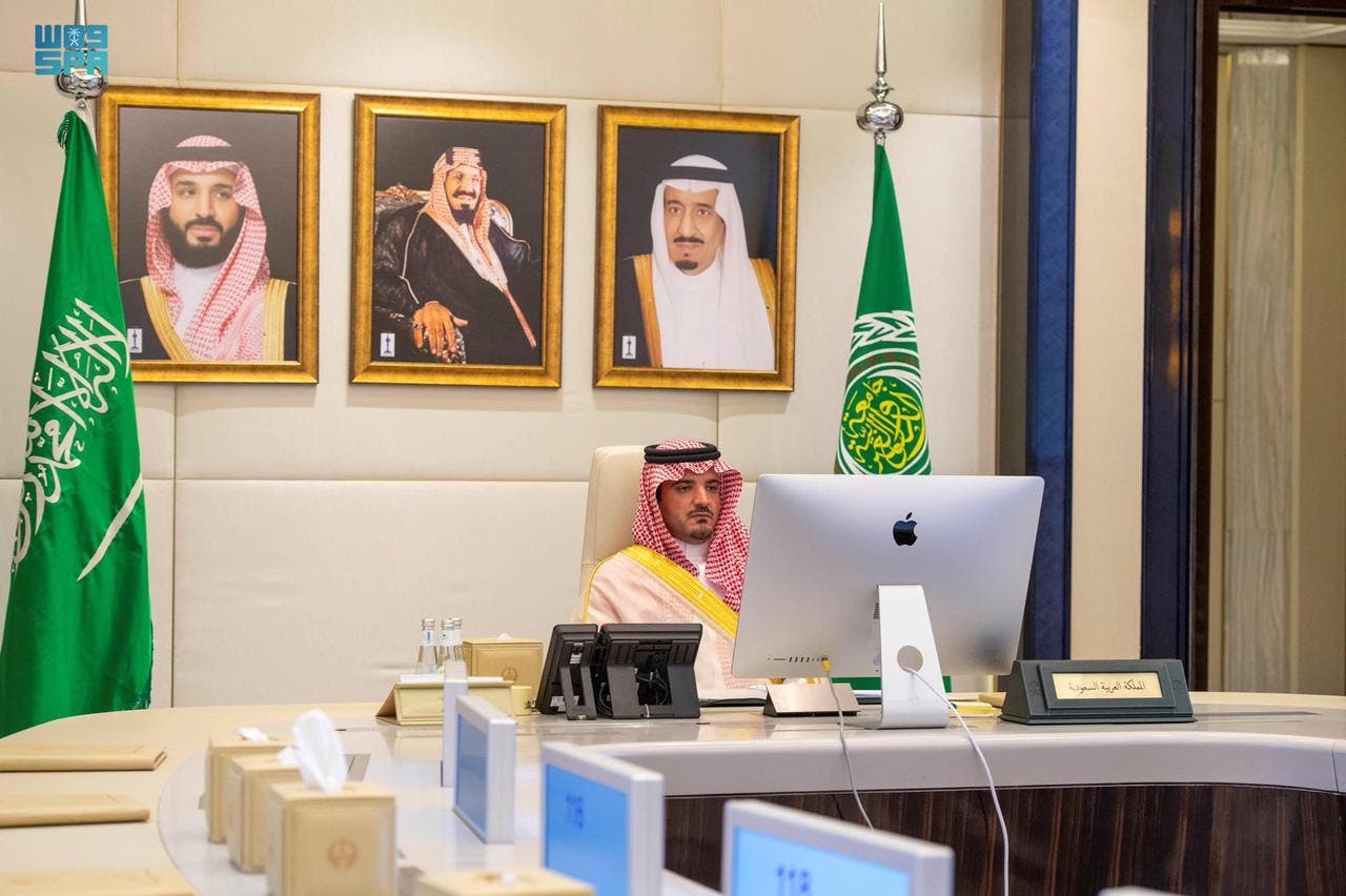 الأمير عبدالعزيز بن سعود بن نايف خلال الاجتماع
