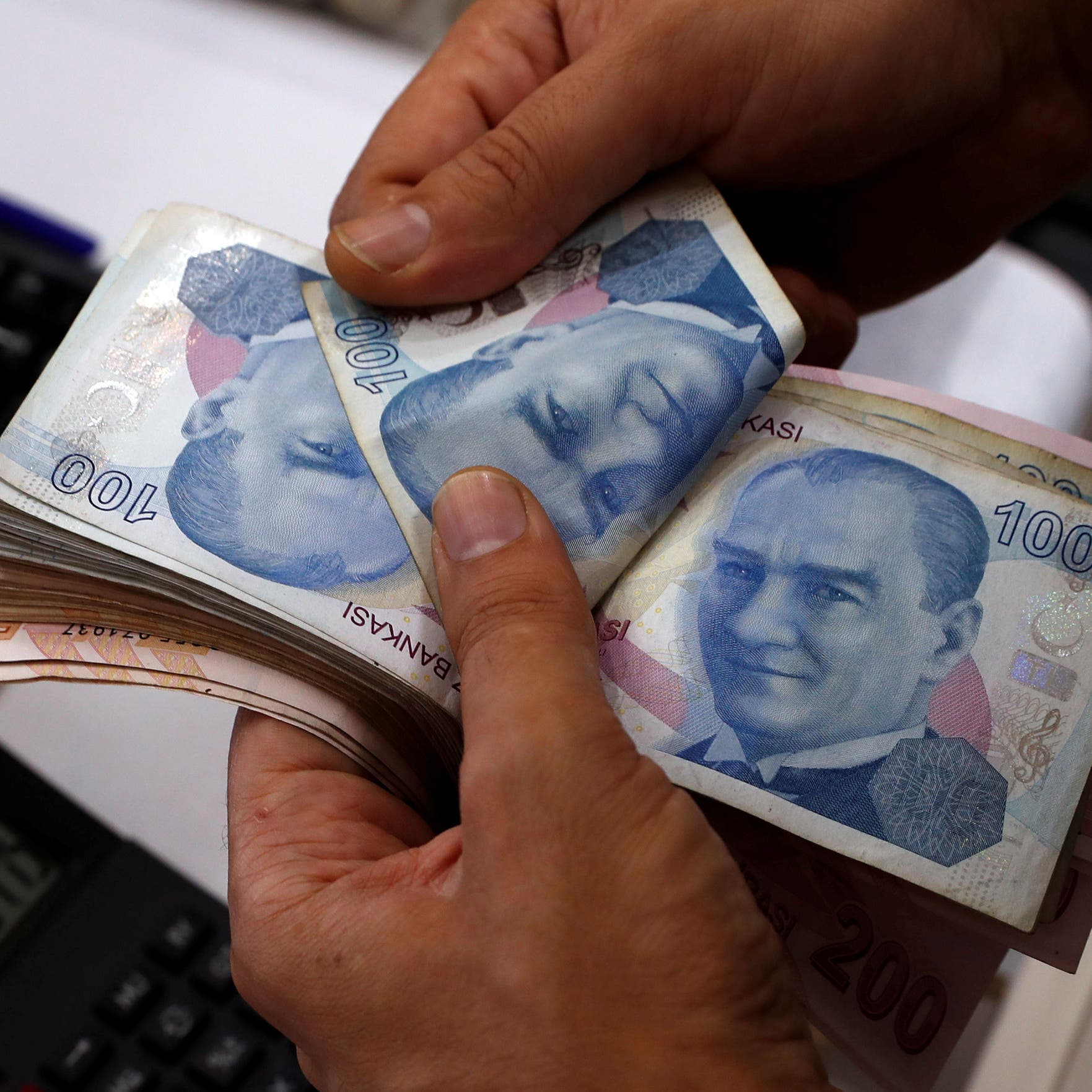 عودة المخاوف تعمق جراح العملة التركية.. 8 ليرات مقابل الدولار الواحد  