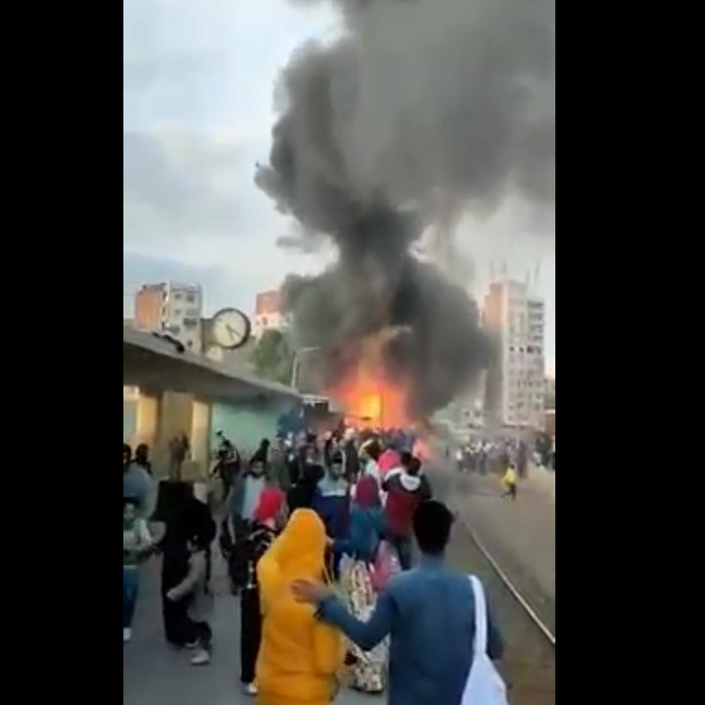 بعد حادث سوهاج.. حريق كبير قرب محطة قطار في مصر