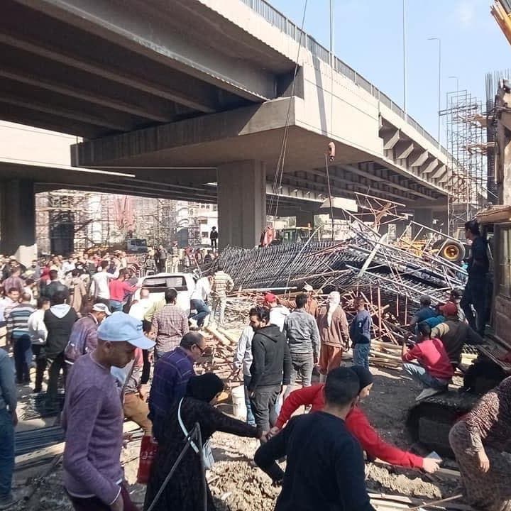 بالفيديو.. سقوط "عمود" جسر في مصر على السيارات المارة ولا إصابات