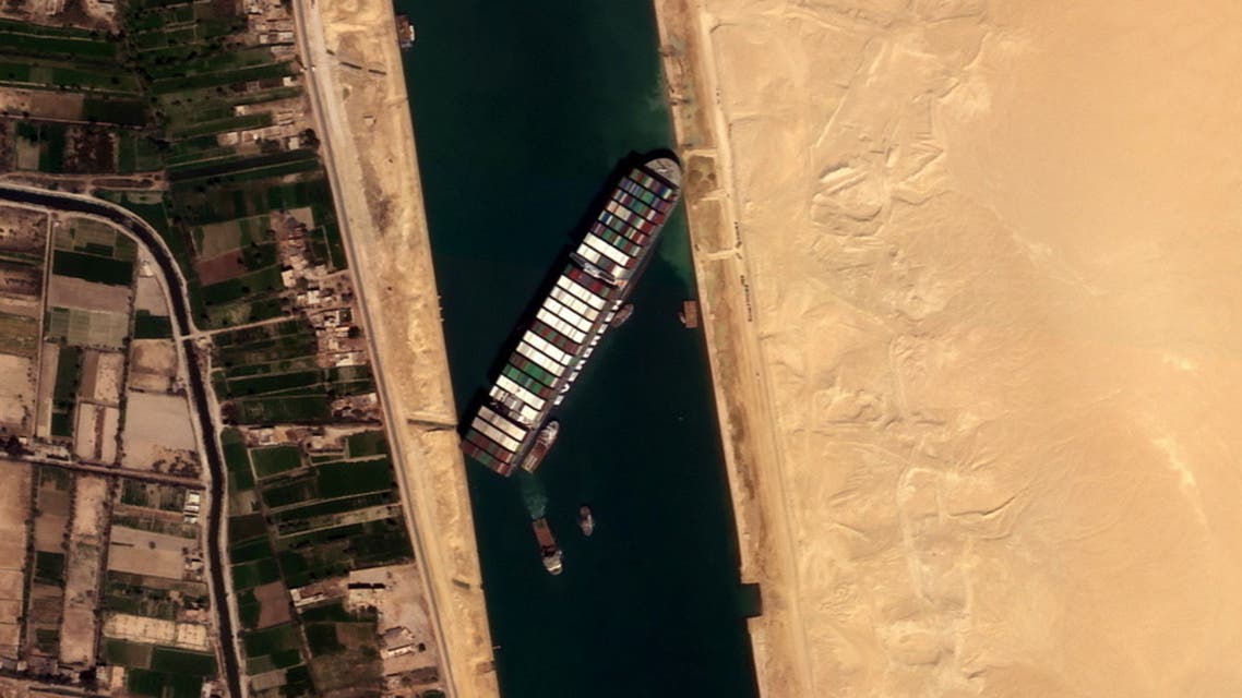 صور تظهر تعويم السفينة العالقة في قناة السويس (رويترز)