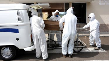 Gravediggers carry the coffin of Jose Roberto Inacio, 63, who passed away due to the coronavirus in Piratininga, Sao Paulo state, Brazil March 24, 2021. Picture taken March 24, 2021. (Reuters/Leonardo Benassatto)