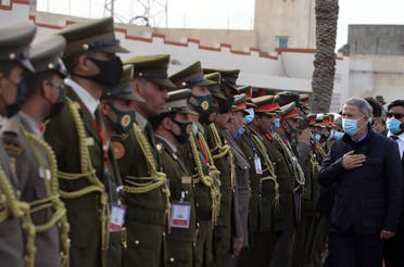 وزير الدفاع التركي يحيي جنوداً أتراكاً في طرابلس (أرشيفية- أسوشييتد برس)