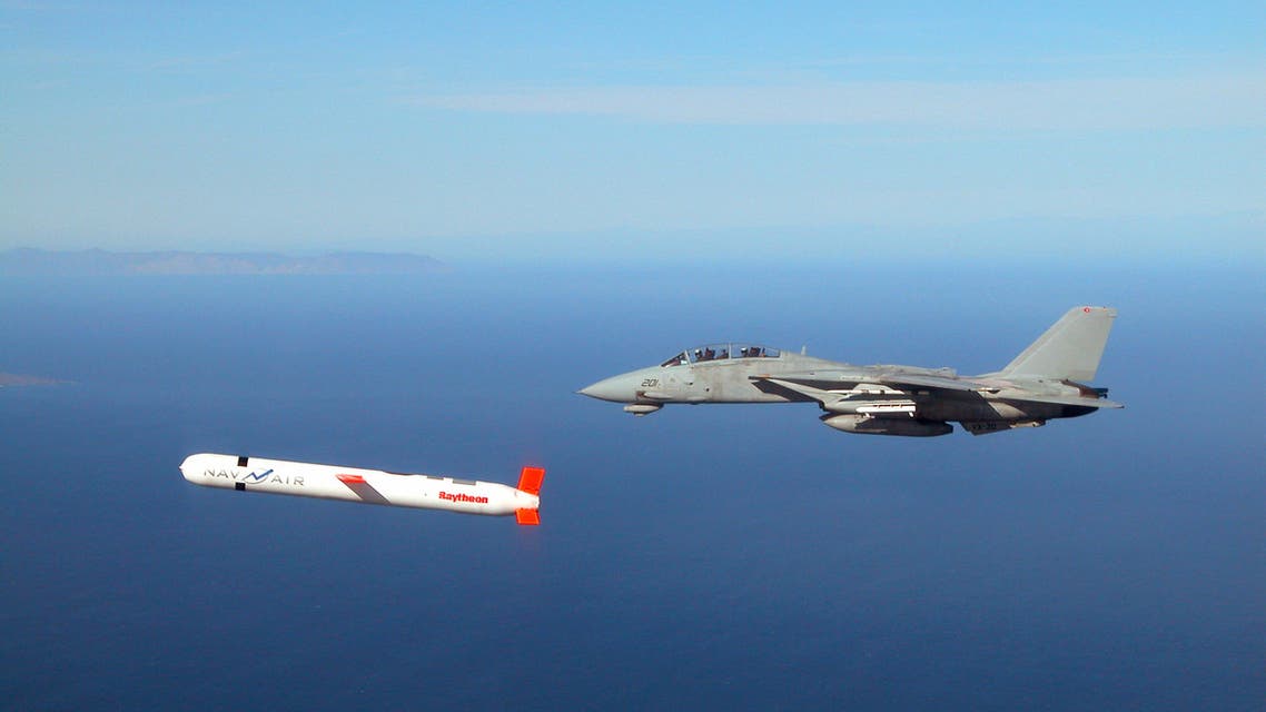 صاروخ توماهوك رفقة مقاتلة تابعة للبحرية