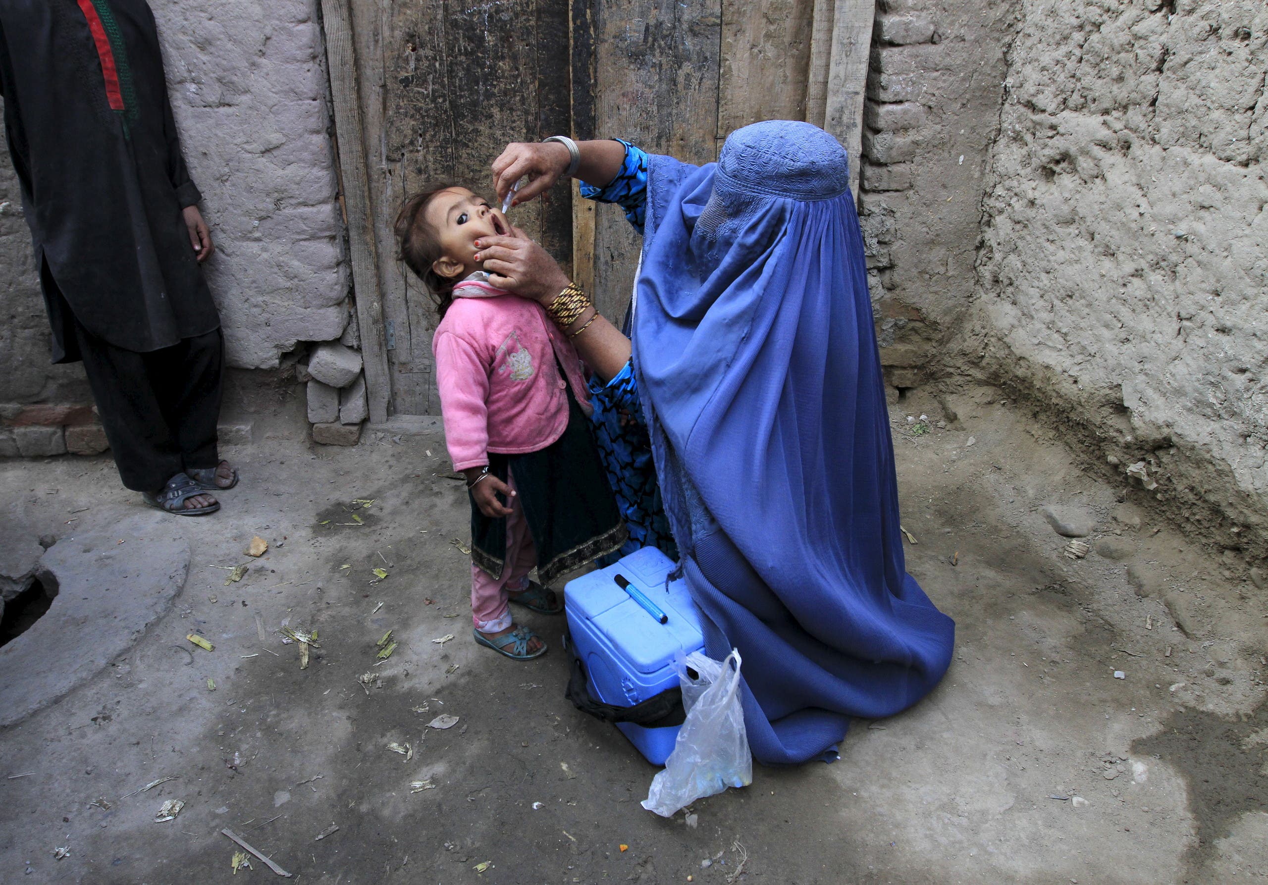 A child receives a polio vaccination during an anti-polio campaign on the outskirts of Jalalabad, Afghanistan. (File photo: Reuters)