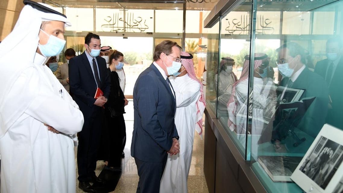 من زيارة السفير الفرنسي لمكتبة الملك عبدالعزيز