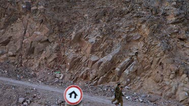 Israeli soldiers walk beside a hillside in the Red Sea resort of Eilat, near the Taba border crossing between Israel and Egypt, October 27, 2011. (File photo: Reuters)