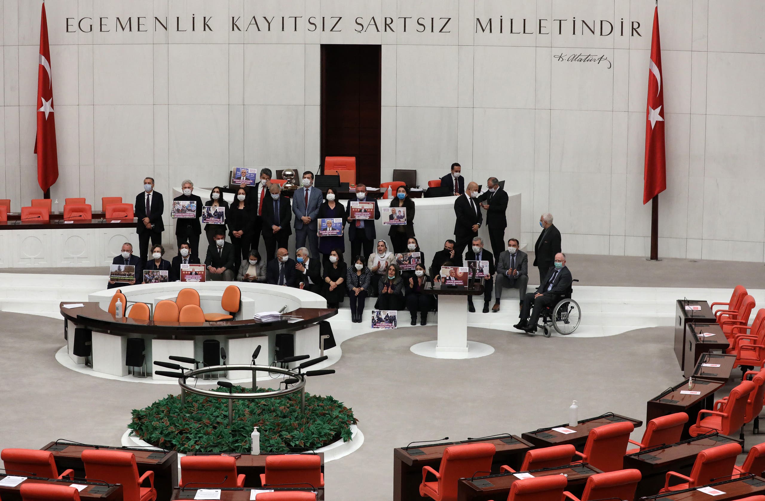 من اعتصام نواب "حزب الشعوب الديمقراطي" داخل البرلمان التركي