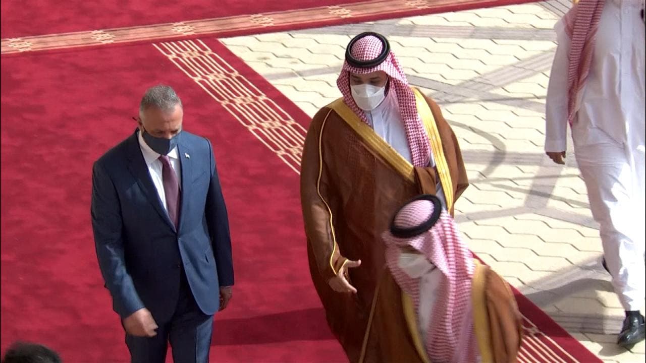 الأمير محمد بن سلمان مستقبلا الكاظمي