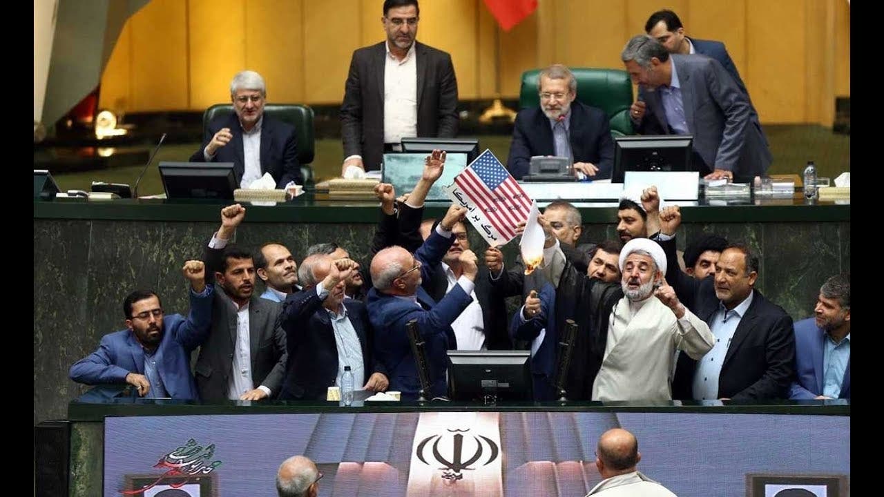 آتش زدن پرچم آمریکا در مجلس ایران