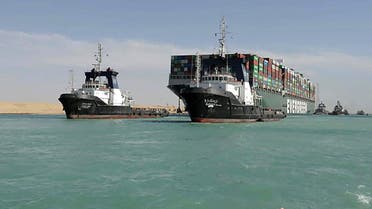 صورة نشرتها هيئة قناة السويس في 29 مارس 2021 تظهر زورق يقطر سفينة الحاويات إم في إيفر غيفن 