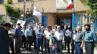 إعلام إيراني: آلاف المتقاعدين يتظاهرون ضد الغلاء والفقر في مدن عدة