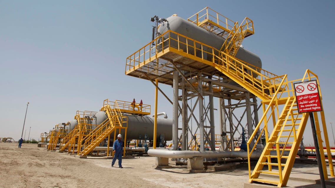 Iraqi workers walk through the Nassiriya oilfield in Nassiriya, 300 km (185 miles) southeast of Baghdad,September 8, 2012. (Reuters)