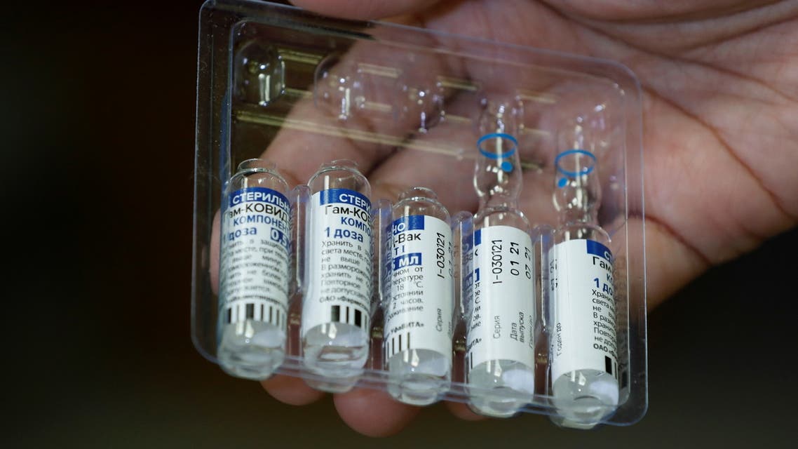 A paramedic holds a pack of used and unused vials of Russia's Sputnik V coronavirus disease (COVID-19) vaccine at a private hospital in Karachi, Pakistan April 4, 2021. REUTERS/Akhtar Soomro