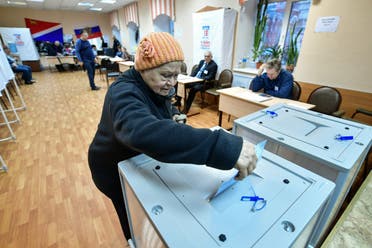 مسنة تصوت في الانتخابات الرئاسية السابقة في روسيا في 2018